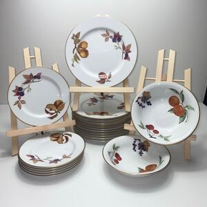 Royal Worcester Evesham Fine Porcelain 20pc Dinnerware Set England 1961